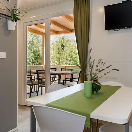 אתר קמפינג Mobile Homes Klen Garden Escape Barban