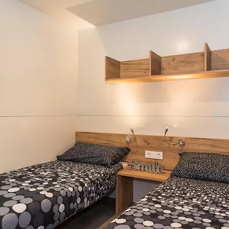 אתר קמפינג Mobile Homes Klen Garden Escape Barban